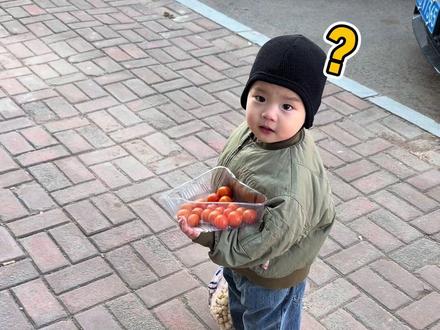 “添:你看!真牵你手你又不乐意了!😠”#在无力的年纪遇到无理取闹的娃 #人类幼崽 #安安和添添