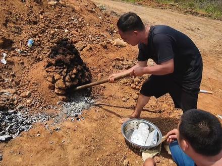 非洲版之广西科目四,广西美食文化输出#窑鸡#广西科目四