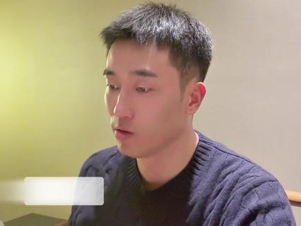 真正健康的状态:既能享受亲密,也能随时按下内在暂停键 越沉迷关系、越享受滋养,就越容易在爱里迷失、丢掉主体性,陷入甜蜜与痛苦的极端拉扯。真正健康的状态,是收放自如:既能享受亲密,也能随时按下内在暂停键。
关键是建立自我观察视角,看清情绪背后是旧创伤被激活,分清哪些是对方的问题,哪些是自己的课题。不把人生决定权交给关系,不困在原生家庭的归罪里,而是把自我重塑的权利拿回手中。
既不彻底隔绝,也不全然吞没,在关系中守住自我,这就是二次养育、内在蜕变的核心。#缺爱 #缺爱疗愈 #主体性 #亲密关系 #原生家庭#女性成长 #内在蜕变营 #应徐翔 #满月心理 #内在缺爱到圆满 #爱上完整的自己 #爱人 #家人 #大女主 #事业女性 #独立女性 #职场女性 #依恋 #安全感 #女性力量 #情感 #女生必看 #自我成长 #爱自己 #原生家庭 #人格独立 #强者思维 #更好的自己 #心理学 #焦虑 #祛魅 #蜕变 #逆袭 #成长 #变强 #正能量 #情感树洞 #人生 #吸引力法则