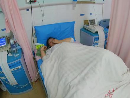 老婆怀三胎出生啦,大家猜猜是男还是女,小野都忍不住哭了