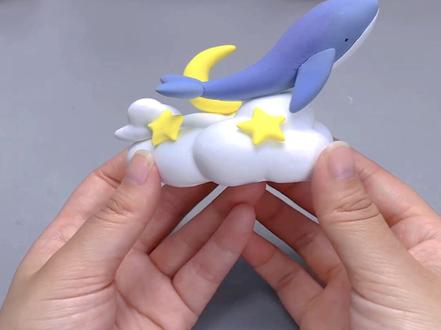 一只睡在云朵里的小鲸鱼,可能它也有烦心事吧!对了,今晚上双十二直播哦,大家不要忘记来我直播间哦!#超轻粘土手工 #手工diy #博士爱粘土 #双十二