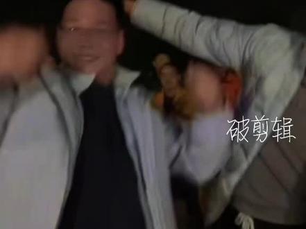 龙总是不是入了中医门,整个节目组哈哈哈@荒野道友 @荒野韦山 @荒野吴烦恼(苗王) @老六荒野(直播号) @老六荒野求生基地王大励(七星山) @老六荒野灰熊(七星山·骆驼杯) @龙宝宝(荒野杠精) #荒野求生 #荒野求生 #七星山荒野求生背后