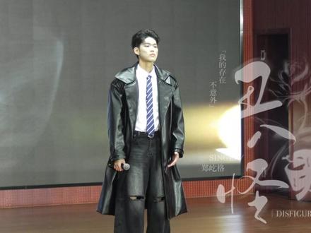 《丑八怪》浙江省永嘉中学 2025年十佳歌手比赛 演唱者:2407 郑屹格
摄像剪辑:韭菜叶
题目题字:徵羽宫
#浙江省永嘉中学#高中#十佳歌手总决赛现场#校园