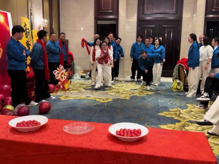 圣女果大作战开启爆笑模式!全程欢乐拉满不停歇,酸甜争抢间全是笑点,氛围感直接拉满~#年会游戏 #吃圣女果大作战