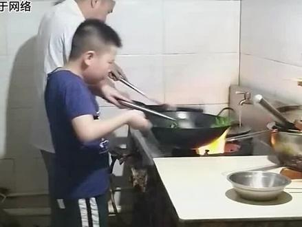 小学生厌学被父母带进后厨,瞬间变身中华小当家,送去工地不愿回家 #搞笑 #中华小当家 #搞笑视频