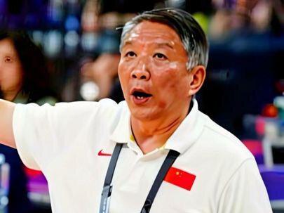 宫鲁鸣再被质疑!女篮15分惨败比利时谁之过?两大责任难辞其咎 15分惨败!女篮外线失守陷被动,宫鲁鸣复古战术遭质疑引众怒。张子宇20+11独木难支,三塔战术失效暴露内线困局,谁之过?三分球16中3!女篮外线集体哑火,战术单一成致命短板。宫鲁鸣用人引争议,双塔战术被爆效率低下,女篮输在起跑线。19次失误葬送比赛!女篮攻防体系崩塌,年轻阵容交昂贵学费。#中国女篮VS比利时 #中国女篮 #女篮世预赛 #女子篮球 #女篮加油