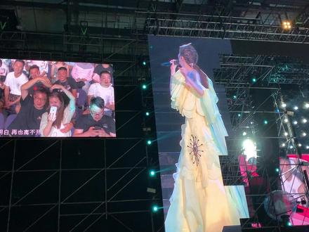 这就是爱-王心凌#演唱会 捕捉情侣比心,大屏现场互动,甜蜜满满