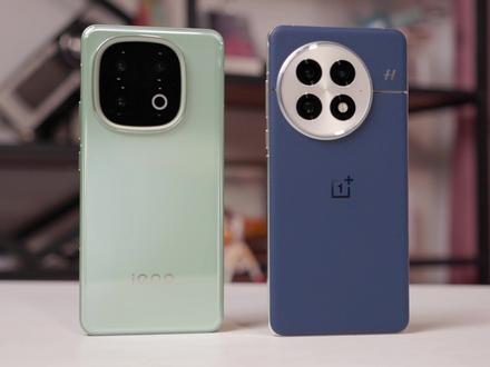 iQOO13 一加13长期深测体验分享:国补之后再评性价比 这波国补以后各个档位机型的推荐真的发生了很多变化,尤其是碰上比较狠的机型还叠加了官方降价。iQOO13和一加13都是非常值得推荐的国补机型,它们都是性能游戏表现非常顶的那一批。iQOO13在游戏方面做的更极致一些,不管是纯直屏,更好的扬声器还是背面的RGB灯带都非常能讨好游戏玩家。一加13相对来说是一台游戏性能不错的水桶型旗舰,它在保证了性能表现的同时,在外观设计,影像等方面都在对标旗舰级机型,全系降价200之后的性价比也显得更高了,适合看重手机综合体验的朋友们。#数码科技 #手机推荐 3000元手机推荐#3000元手机推荐 #性价比手机推荐 #游戏手机