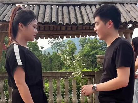 他一穷二白还想学人家表白,我看他是脑壳搭了铁😂 #一本正经飚方言 #尴尬的局面哟🤭🤭🤭🤭 @彩虹姐 @小佬佬(摄影剪辑)