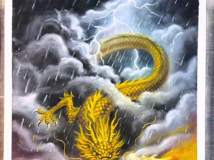 金龙赐福 金龙降世,鳞光璀璨,气势如虹。一笔一画,皆是虔诚与期许,龙行踏雾,威风凛凛,自带祥瑞之气。画中金龙昂首摆尾,寓意福运临门、万事顺遂,也藏着对新一年的美好祝愿。愿这抹金色,化作吉祥之光,护佑平安顺遂,带来富贵安康。愿见者皆得好运,所求皆如愿,所行皆坦途。金龙赐福,岁岁平安,年年皆胜意。#画画 #艺术 #带你走进画里 #美出高级感 #抖音青年艺术家计划