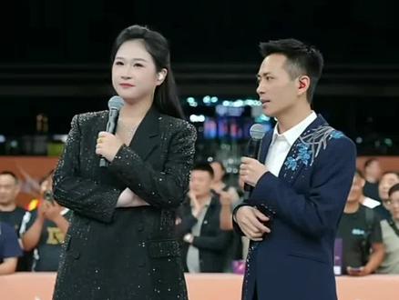 艾米尔在大舞台卖货后与嫏女连唱几首,索图参与获“图一句”绰号。