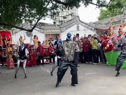正月初八, 田头何村传统劳热节日
为提高村民文化生活,活跃节日气氛,村里邀请机器人及布马舞表演以及本村大锣鼓。
巡游时间:早上8点——晚上
巡游地点:田头何全村神前