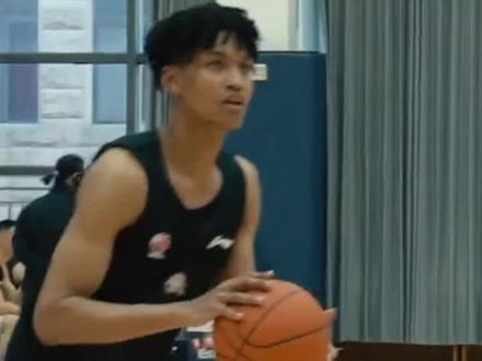 19岁的混血球员冯傲 CBA投篮体测不过关 #篮球
