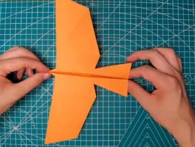 猫鹰手工折纸: 纸飞机会这的人太多了,但这款飞鹰纸飞机已经快要失传了 #折纸 #纸飞机