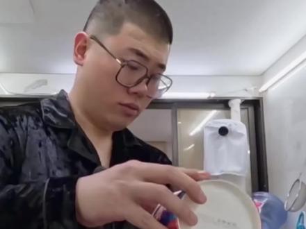 这个老吃家对食物真的太虔诚了!#吕严 #老吃家 #吃商 #泡面神仙吃法