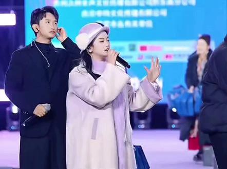 阿朱真的非常有亲和力,走到哪里叔叔阿姨都非常喜欢她。@阿朱💋(金朱传媒)228 #阿朱大舞台