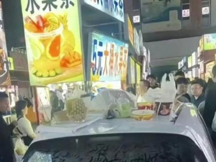 车辆停夜市被扔垃圾掰车牌,这到底算谁的过? 车主肯定有错,但不足以让群众私自强行毁财辱车。而管理方未尽告知、疏导、安保义务,很可能最后真的打官司管理方承担主要甚至全部赔偿责任。#正定夜市 #石家庄 #车主 #抖来普法2026 #深度理性计划