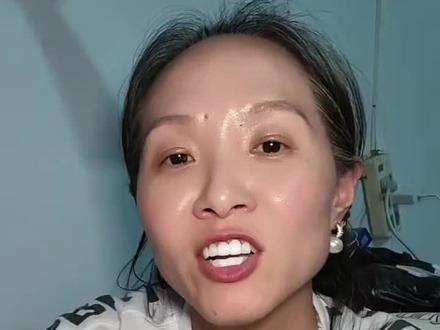 家长们高考以后你们是放松了,还是也正在准备这7件事呢 高考生的家长别等出分了才慌,下面这七件事,家有高考生的爸妈,现在就来听听吧,第一,考完是不是光问考得咋样了,忘记估分了!官方答案就那48小时黄金时间!过了这48小时,就对不了答案。等出分那天你就两眼一抹黑,别人家早把志愿表列好了,你只能傻傻的等出分了?
在出分前必须干一件事:把你孩子能去、想去、可能去的学校和专业,全部列成表格!分数一出来,别耽搁,直接套用!不然半夜出分了,全家都会手忙脚乱,填错一个字,毁的就是一辈子。第三,出分那天晚上,全国很多家长可能都会很难过,不是分低,是发现啥都没准备! 不知从何下手, 你想,孩子拼了十二年,结果因为咱当爹妈的“不懂”,很有可能让机会从身边溜走,能不难过吗。
第四,批次线一公布,差一分就是一个世界!
好本科、普通本科、还有专科,那几条线就是你命运的差距。差一分,可能就从本科滑到专科;差一分,可能就从城市掉回县城。这真不是吓唬你,就是现实!只要全省的分批次线一出你真的就看到差那一分的差距了,第五,志愿系统一开,马上进去填初稿!别等!更别拖!早填早安心。这样你就有时间去改、有时间问老师、有更多的时间去查资料。可要是真等你啥都准备好了到最后一天再去填,系统万一崩了!网页打不开了!每年真的都有孩子,因为网络的问题十几年的分数,在最后一刻就因为提交失败,直接作废!你说冤不冤?真有这样的事,别抱侥幸心理,第六,截止日可不是晚上12点,是上午10点前!过了10点,全省几百万家长一起去挤那个系统,那服务器就跟春运抢票一样,卡得你根本动不了!你敢拿孩子的未来,去赌那个网速快不快吗?我儿子去年提前三天就提交了第七,录取期间可千万别傻傻等那个短信!每天早上、中午、晚上,至少看三次录取状态!万一有退档和滑档,千万别傻在那儿去埋怨,立刻去冲征集志愿!有的征集窗口就开几个小时,你手慢一秒钟,马上就没机会了,去年我儿子的同学就滑档了,最后征集志愿慢了一步,去年就复读了,咱们当父母的,可能给不了孩子最好的资源,但至少不能在关键时刻掉链子。 而去影响孩子孩子已经拼尽全力走到今天了,剩下的路,咱们爸妈得替他们把握好方向。
也欢迎留言说说:你最担心的是那个环节呢?我们互相讨论一下,别让孩子输在最后一步好吗?#高考后要知道这些#高考生家长必看#亲身经历告诉你#中年妈妈的心声#情感共鸣正能量