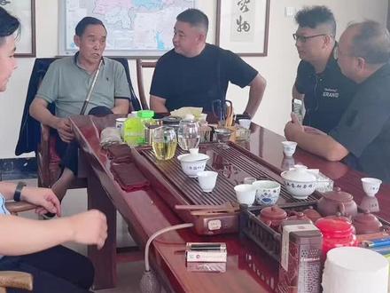 今天来到了云南昌泰集团,和董事长陈世怀一起品尝了昂贵的九九易昌号和七子黄印,老爷子很热情还和我们讲述了他过去的一些经历。