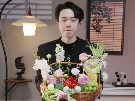 创意果疏花篮教程 创意果蔬花篮教程来啦!蔬果混搭超有新意,送礼寓意超棒 步骤简单零难度,手残党也能轻松拿捏,快跟着做~
#创意果蔬花篮教程
#乔迁花礼
#实用花艺小技巧
#送礼花艺推荐
#云上花派花艺培训