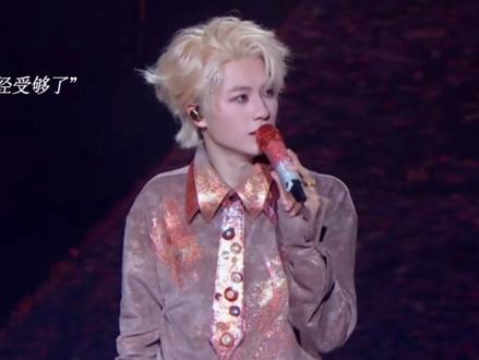 「梦寐之地👉体育场」黄誉博我们一直相信你 昨天无锡音乐节的时候,听到你在台上说你要带我们去体育场,小波,我并不觉得这是天方夜谭,我们都相信你会实现这个目标。因为黄誉博就是这样一个人,说什么都能够做到。去年五月份你说“我想开演唱会,有座位的那种,不用淋雨的那种”,后来你就真的做到了,2024年9月21日是你的第一个体育馆,11月9日是你的第一个万人场。你说你想上更多的节目,后来你就真的登上了更大的舞台,音乐缘,闪光的夏天,梅奔,你真的在进步。所以不管你说,未来是体育场还是鸟巢,我们都相信你,相信相信的力量,相信黄誉博能带着我们的梦想,一起前进。@黄誉博YUBO @黄誉博工作室 @黄誉博的菠萝电台#黄誉博#梦寐之地终会有一天抵达#黄誉博要去体育场#无锡雪浪音乐节