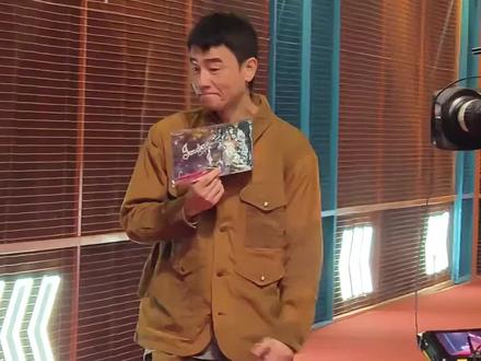 为何陈小春不敢唱网络歌曲《街角的晚风》?看到15年前王菲的遭遇,难怪被“逼”的买下版权#陈小春 #应采儿 #王菲 #娱乐评论大赏 #内容启发搜索