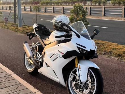 820RR市售前的实测分享,准车主们有问题欢迎交流探讨。改装和选装的建议,关于改车和极速的想法,结尾有172身高的骑行姿态参考。
#820RR #张雪机车 #299