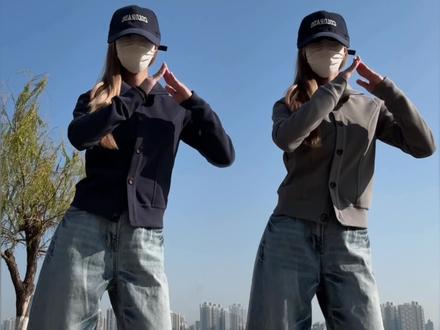 我还想把你喂的胖胖的~老婆们快来学这个最近超火超甜的「我还想把你喂的胖胖的dj摇」!#甜妹舞 #我还想把你喂的胖胖的 #我的老婆就是最棒的 #我要上热门 #秋冬穿搭