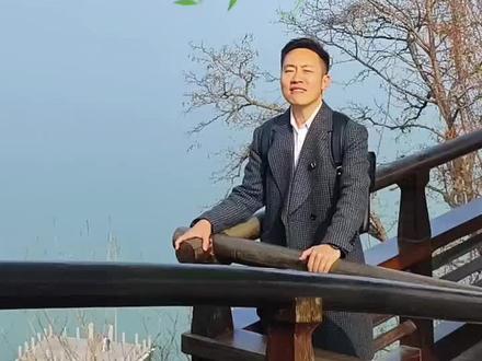 一座北固山,三首千古诗。
登上镇江北固山顶,看辛弃疾的:何处望神州,满眼风光北固楼,听王湾的:客路青山外,行舟绿水前。
#一般人不告诉他 #北固楼 #镇江北固楼 #满眼风光北固楼 #次北固山下