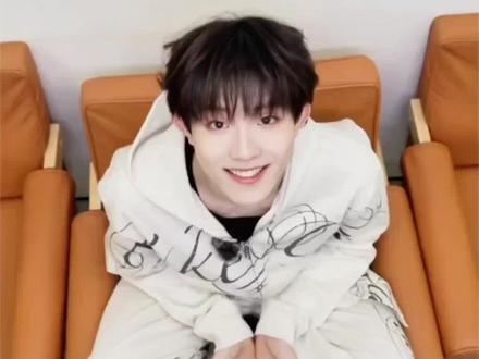 苏新皓|19岁生日成长分享会3.20🤲19:00
舞台即世界,热爱是唯一的答案📖此刻,「与生俱来」的一切,正在迎接你的光临。3月20日19:00,期待与你们在🤲相见。#苏新皓 #生日