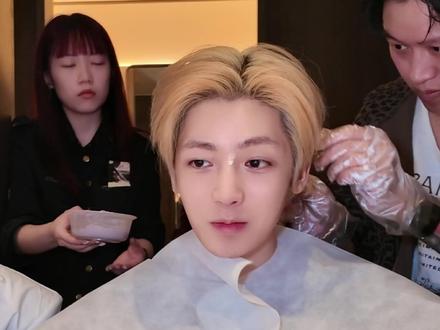 👀我为侯明昊演唱会花了多少钱? 解锁小侯首场巡演限定发色!#侯明昊 #侯明昊演唱会 #属于我们的 #明星化妆师#抖音美妆春夏宝藏