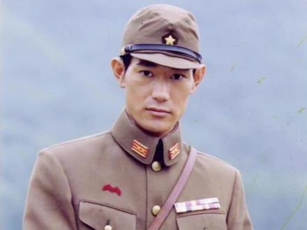 谁懂啊!矢野浩二才是内娱最让人安心的外国人!
真的要为矢野浩二狠狠打call!25年扎根中国,他早就不是“外国艺人”,而是我们实打实的“自家人”啊!
2025年11月那句“永远支持一个中国”,真的看得我热泪盈眶!从2000年孤身来华闯荡,一开始演“鬼子专业户”被人误解,到后来上《天天向上》用重庆话逗得大家哈哈大笑,这一路也太不容易了~ 他是真的把中国当作家,娶重庆媳妇、让女儿入中国籍,还起了中文名“浩歌”,重庆话溜得比本地人还地道,这份真诚谁能不感动!
关键是他人品真的没话说!疫情捐13万只口罩,重庆山火二话不说捐“雄起”防火服,还拿了日本外务大臣奖表彰中日友好,用行动做实事太圈粉了!2024年《哈尔滨一九四四》、2025年《二龙湖水怪》,作品一部接一部,演技一直在线~
25年风雨无阻,他用真诚和坚守打破偏见,成为中日友好的活招牌!这样有担当、有温度的艺人,真的值得所有人喜欢,未来一定要一直火下去呀!