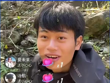 北蹲在七星山溪边,两小时徒手抠出三只石蟹,直接生火烤了,抖音单日播放飙到八百万。
同一天,柳州仔韦山直播用藤蔓编鱼笼,虽然没捞着鱼,五十万人蹲在手机前看他折腾。
俩广西哥们把荒野求生玩成大型追剧,主办方怕真出人命,给剩下的十三人发帐篷和净水片,弹幕立刻吵翻:一半喊“这才真实”,一半骂“变味真人秀”我看直播也上头,夜里刷到他们啃蟹腿,瞬间觉得外卖不香。
有人担心太安全没看点,我倒觉得能活下去才有后续,真把选手饿到退赛,谁还天天守着黑屏。
林北一句“活着才有内容”把我逗笑,话糙理不糙,观众要的是活人,不是标本。
荒野不是玩命,有分寸的硬核才耐看,林北韦山把求生拍成连续剧,我天天打卡等更新。#万万没想到 #我要上热们 #今日热点 #意想不到的结局