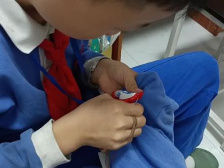 校服的名字贴怎么缝,这里有答案了,这个名字贴我们用了三年了,现在拆下来缝到新衣服上去,真真是缝三年补三年缝缝补补又三年啊😂😂😂小家伙长这么大第一次拿针,还是有模有样的☺️#心灵手巧 #针线活不错 #缝缝补补还能穿 #做手工我是认真的 #缝衣服