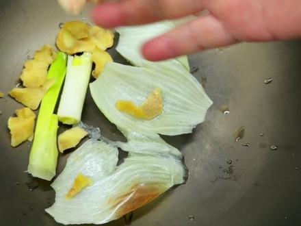 猪头肉按我这么卤,肉香十足,清口不腻。 这么做的原汁原味白卤猪头肉绝对是年夜饭餐桌的C位。平时解馋也不在话下
#卤猪头肉 #猪头肉一绝 #年夜饭菜单提前曝光了 #家常菜 #美食教程