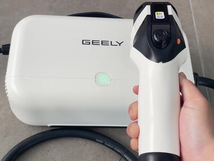 熊猫mini最新款便携式交流充电枪,使用方法。该车支持快充,充电30%-80%仅需要30分钟即可#吉利熊猫mini #熊猫mini充电 #适合女生开的车 #熊猫mini快充