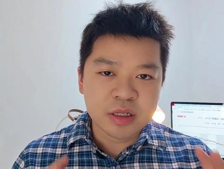 纳指基金放开限额,要不要马上买? 上周一1月12号,广发纳指100 F份额开放了每天1000的限额,但是不要冲动,因为之前这期视频说过,购买基金的费用问题。
我们可以看到另一只基金南方纳指100 i 份额每天限额是2000,限额都差不多。然后看到管理费和托管费,南方是0.66,广发是1.18,这都接近一倍的差距了。
当然我们也要结合收益率来看,因为托管费和管理费都是从每日净值提取的,来看到扣除后的收益率对比,这是他们两个的收益率对比,近一年南方要比广发多0.8%,这样看其实近一年的收益率都差不多。
这两只是目前为数不多国内跟踪纳指100,不是100、50限额的基金,但是这两只基金都需要在基金公司app购买,类似支某宝等第三方平台是不支持买入的。
#纳指 #标普500 #基金限购 #海外投资 #交易心得感悟