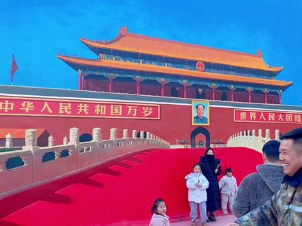 人民日报报道的河南商丘吴营村 吴承言的墙体彩绘天安门上热搜了!他之前在村里画的哪吒火遍全国,引来周边许多群众前来观看打卡。#商丘睢阳区吴营村 #哪吒村 #老吴的幸福生活