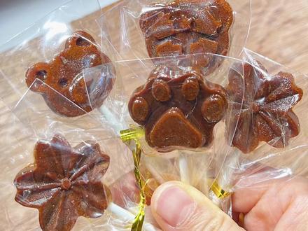 过年,孩子免不了吃糖果,用三个梨就可以做出宝宝爱吃的糖果,不加糖不加水,自己做的干净卫生,没有乱七八糟的添加,吃起来很放心#棒棒糖 #自制棒棒糖 #过年氛围提前搞起来了 #过年 #小孩子的快乐总是那么简单