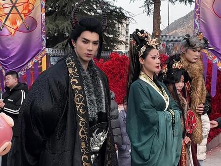 当两米一的牛魔王和铁扇公主来到山西永济牛魔王逍遥谷… 这才是真正的“牛魔王”!#身高两米一 #体型差 #压迫感 #国风古韵 #牛魔王