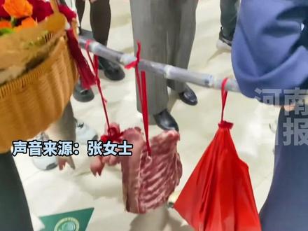 给足仪式感!#女子产后闺蜜用甘蔗抬鸡鱼排骨探望
11月3日,河南商丘。女子生娃后,4闺蜜用甘蔗抬着猪蹄、鸡、鱼、排骨,带上鲜花鸡蛋去探望她,网友们纷纷表示羡慕这些好姐妹给的仪式感!