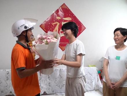 邮递员爸爸亲手为女儿送上山大录取通知书!#你的录取通知书到了 #高考录取通知书 #录取通知书@山东大学#奋斗者之夏