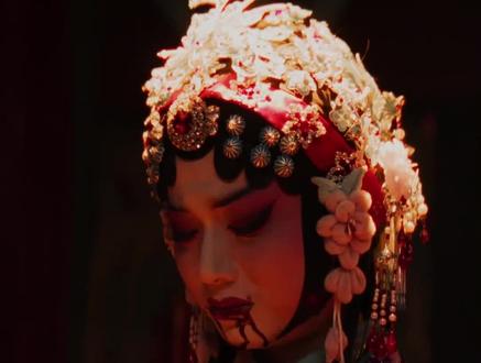 没人能笑着看完《ENEMY》 剧名早已暗藏所有伏笔。
外敌是敌,命运是敌,爱恨亦是敌。
本该婉转唱戏的梨园伶人,在乱世里扛起家国大义。
一句今我夫妻二人,破防无数人。
戏台为墓,血肉为符,魂魄为刃。
以身殉山河,以魂镇恶人。
原来最震撼的从来不是台词,
而是乱世之中,普通人的极致浪漫与孤勇。
#ENEMY #今我夫妻二人 #梨园悲歌 #破防瞬间 #一眼沦陷