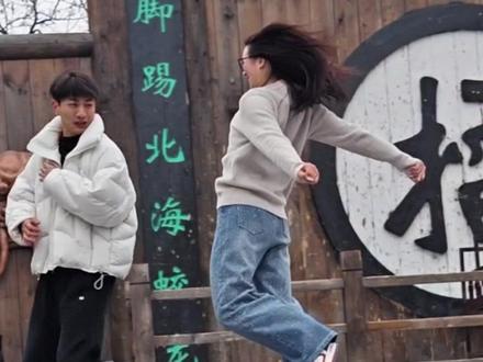 眼镜妹和帅哥斗舞,小姐姐牛劲十足#万岁山沉浸式互动体验封神 #万岁山武侠城 #万岁山老嫂子 #来万岁山武侠城看斗舞了