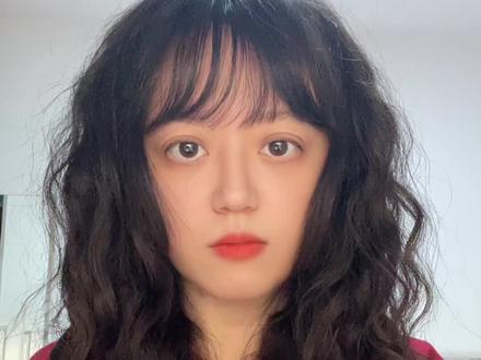 何美延说八点起来送孩子上学,哈哈哈哈哈哈哈哈,我一个未婚未育的都听不下去了,太好笑了,一看就是没带过孩子。