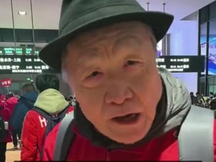 河南队挺进足协杯决赛!明晚冲冠军!74岁老球迷提起足球精神抖擞“河南足球坚持31年 离冠军最近的一次就是明晚”#热点 #足球 #体育