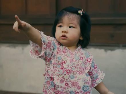 广岛核爆 - 二战末期:1945年,轴心国已濒临溃败,但日本仍在太平洋战场负隅顽抗,盟军预计登陆日本本土将造成巨大伤亡。
- 曼哈顿计划:美国早在1942年启动核武研发,成功制造出原子弹。
事件经过
- 投弹细节:美军B-29轰炸机“艾诺拉·盖伊号”从马里亚纳群岛起飞,在广岛市中心上方约600米处引爆铀弹,爆炸当量约1.5万吨TNT。
- 即时破坏:强光、高温(约30万℃)和冲击波瞬间摧毁半径2公里内的一切,约8万人当场死亡,后续因辐射病等死亡人数超14万(数据来自日本政府统计)。
后续影响
- 日本投降:8月9日美军再向长崎投下原子弹“胖子”,8月15日日本天皇宣布无条件投降,9月2日签署投降书,二战正式结束。
- 核阴影:幸存者(被称为“被爆者”)长期受辐射病、癌症等折磨,广岛成为反核和平象征,1996年被联合国教科文组织列为世界文化遗产(和平纪念公园)。
#日本 #广岛 #广岛核爆 #推荐 #热门