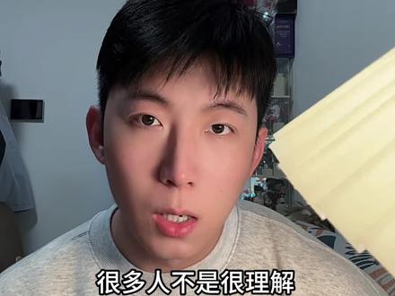 曲婉婷母女,罪大恶极。
很多人不理解为什么东北人这么恨曲婉婷母子,就这样讲吧,曲婉婷母子死上十次,都不足以抚慰那些大雪中离去的绝望灵魂。
简单说一些来龙去脉,曲婉婷的母亲张明杰曾经在哈尔滨一个非常重要的政府部门担任副主任,她在任期间做了很多坏事,最惊世骇俗的就是截留、侵吞566名下岗职工的安置费,将钱财挪为己用。
这事为什么恶劣呢?20世纪90年代末那波下岗潮大家应该有所耳闻,哈尔滨作为重工业基地的代表地区,很多家庭都是双职工,受下岗潮冲击特别严重。那时候的下岗职工是买断制,一次性给一笔钱以后就不管了,下岗职工一辈子的衣食住行都要靠这笔钱来启动。
曲婉婷的妈妈,就把她分管领域的566名职工的安置费侵吞了。566个家庭一分钱没有收到,时值寒冬,哈尔滨零下三十度,这些家庭连取暖费都交不起,很多双职工家庭一分钱没有要去捡剩菜、捡煤渣,很多家庭付不起医疗费,选择结束自己的生命。
而曲婉婷的妈妈,用这笔钱,以及无数笔贪污款,把曲婉婷送出了国。事发之后拒不认罪,在明知道退回赃款可以减刑的前提下,一分钱没有退,看着那些职工在人间受煎熬。而曲婉婷,拿着哈尔滨五百多个家庭的血汗钱,在国外住别墅,实现她的音乐梦。
这都不是简单的贪污腐败,是活生生摧毁了几百个家庭。而曲婉婷,恬不知耻,几次三番说自己的妈妈冤枉,却不肯退回一分赃款。
这样的人想付出继续在国内捞钱,那几百个支离破碎家庭,那些绝望的灵魂,能同意吗?
我以我浅薄的认知觉得:人不能无耻到这个地步,无耻到这个地步的人,永远不应该被社会原谅。
#曲婉婷 #曲婉婷母亲张杰明被判无期 #曲婉婷我的歌声里