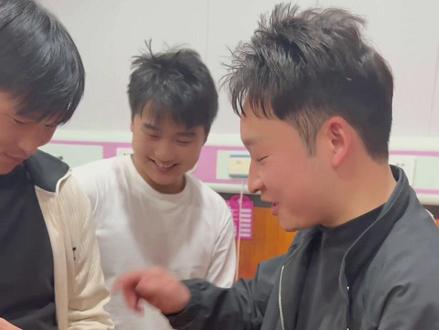 想不到小我十岁的人都当爹了,我还是孤家寡人,怎么办哦?恭喜@小四川AK @风少爷AK 喜提人类幼崽,愿你们被可爱得小宝宝治愈所有疲惫!宝妈@龙姑娘~(AK) @棉花糖【月子中】 产后恢复顺利,一家人幸福美满!!