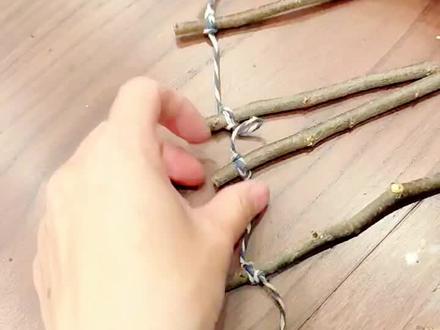 亲自动手给你最爱的小鹦鹉做一个玩具绳梯吧,路边随便剪几根树枝,用绳子系一下,就是绳梯了,剩下的细树枝顺手做个圆环,简单有爱还零成本,你也来试试吧~
#自制玩具 #鹦鹉 #虎皮 #萌宠出道计划 #记录真实生活